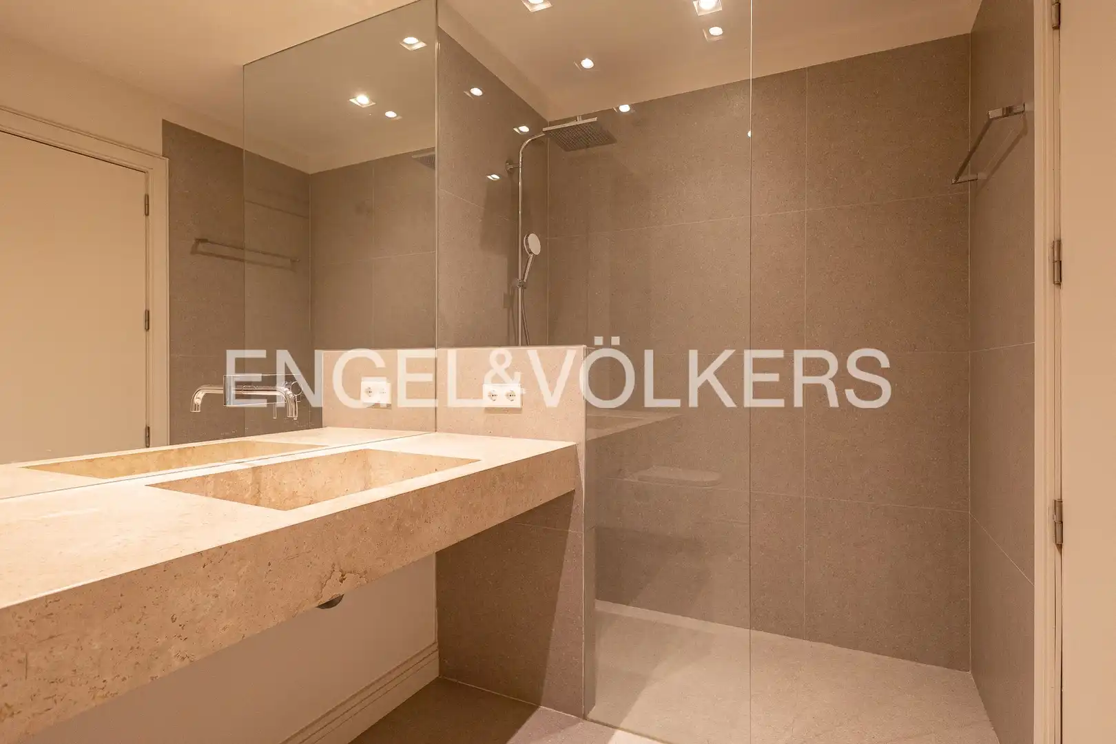 Bany de Apartament de lloguer en Madrid amb Aire condicionat, Calefacció i Jardí privat