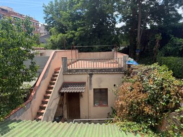 Casa aparellada amb balcó en venda a Carrer de Martorell
