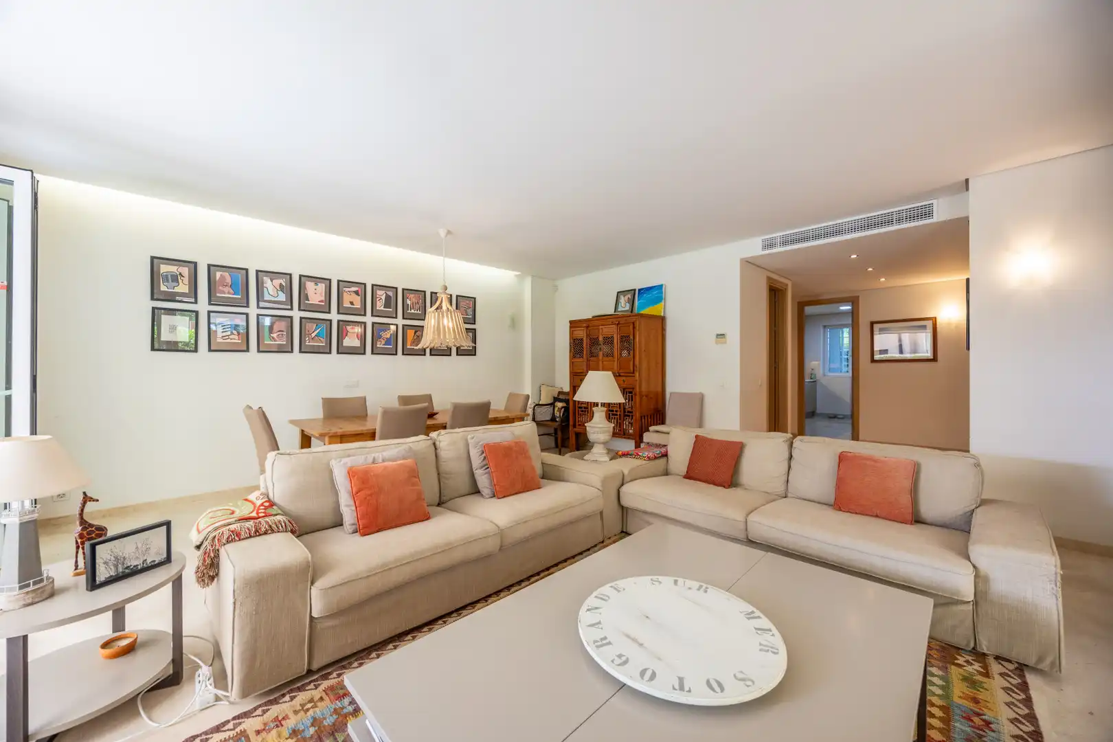 Sala de estar de Planta baja en venta en Sotogrande con Aire acondicionado, Jardín privado y Terraza