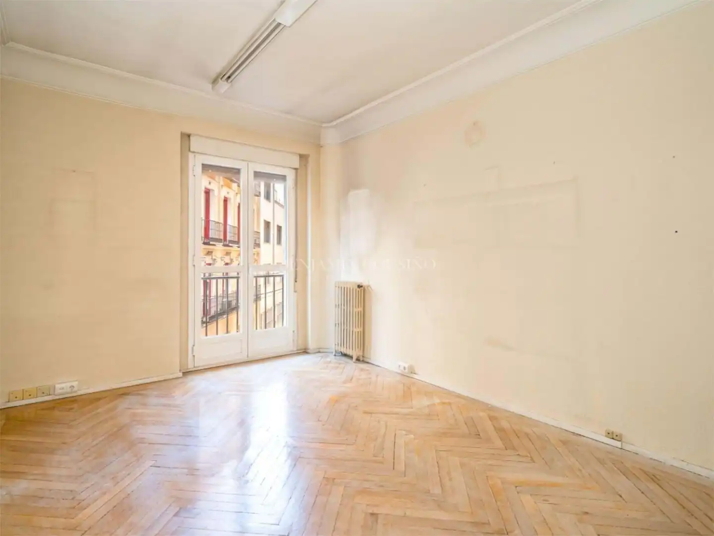 Habitación de Piso en venta en Madrid con Balcón