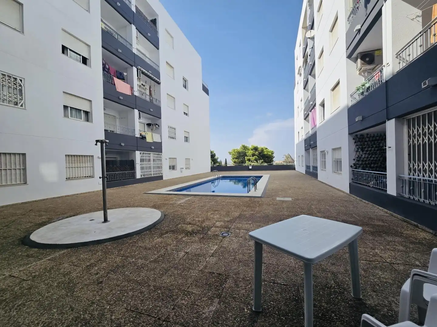 Außenansicht von Wohnung zum Verkauf in Torrevieja mit Klimaanlage, Heizung und Privatgarten