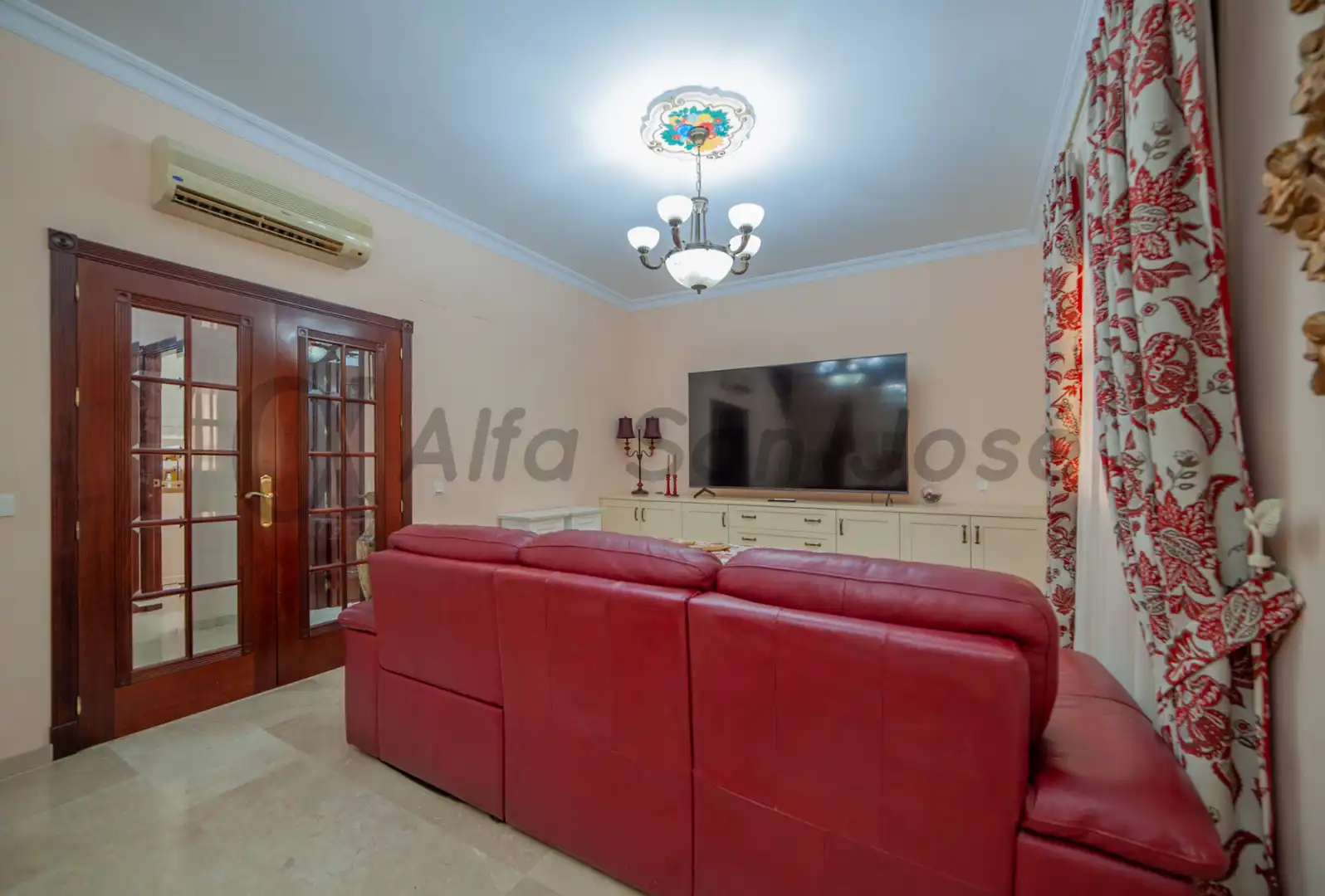 Sala d'estar de Casa adosada en venda en La Rinconada amb Terrassa, Piscina i Moblat