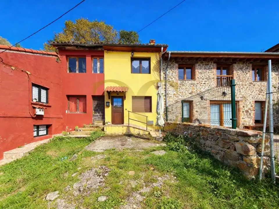 Vista exterior de Casa adosada en venda en Nava amb Calefacció, Parquet i Moblat