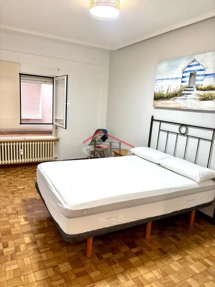 Habitación de Apartamento de alquiler en León Capital  con Calefacción y Amueblado