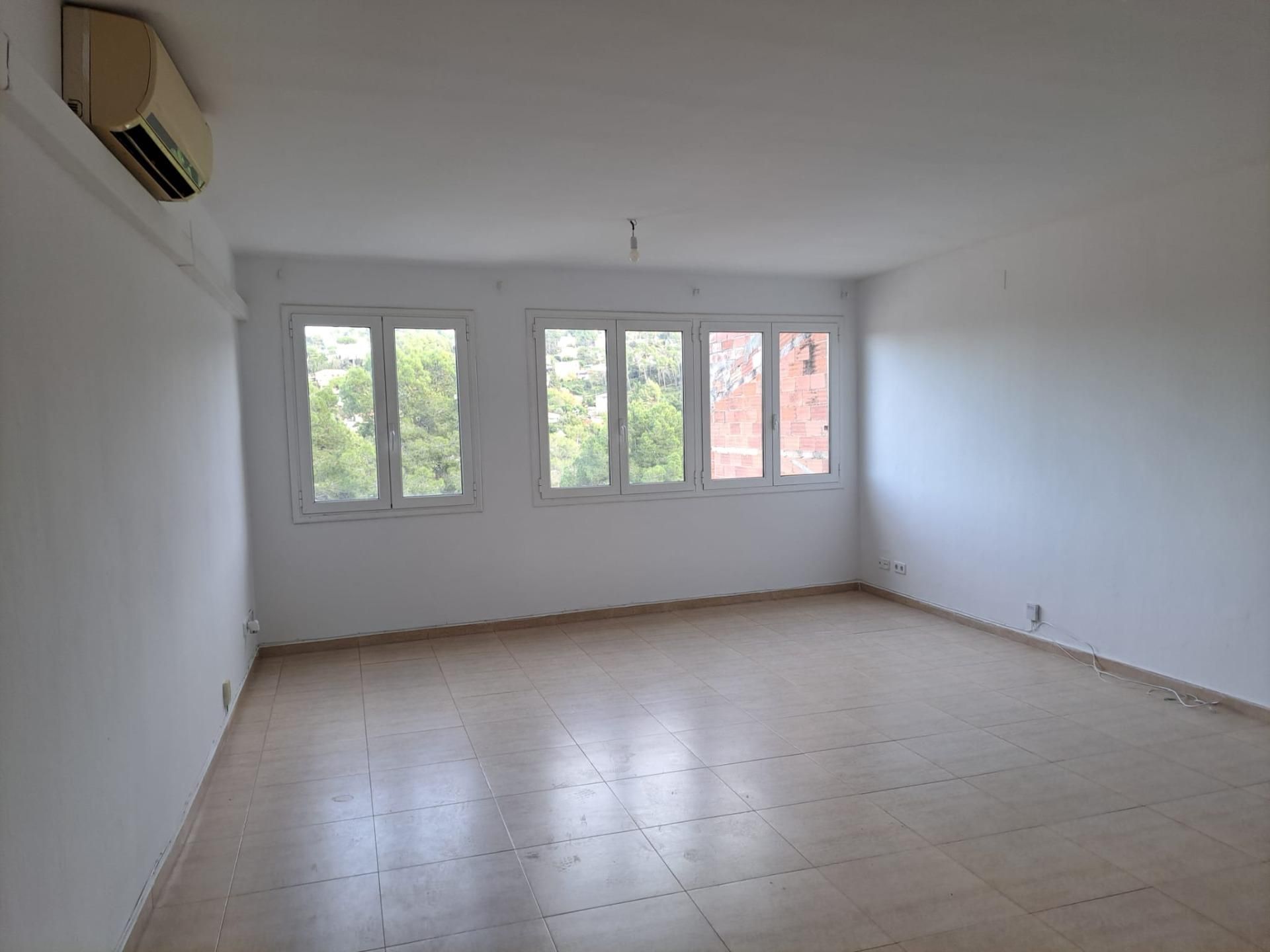 Sala d'estar de Pis de lloguer en Castellví de Rosanes amb Aire condicionat i Balcó