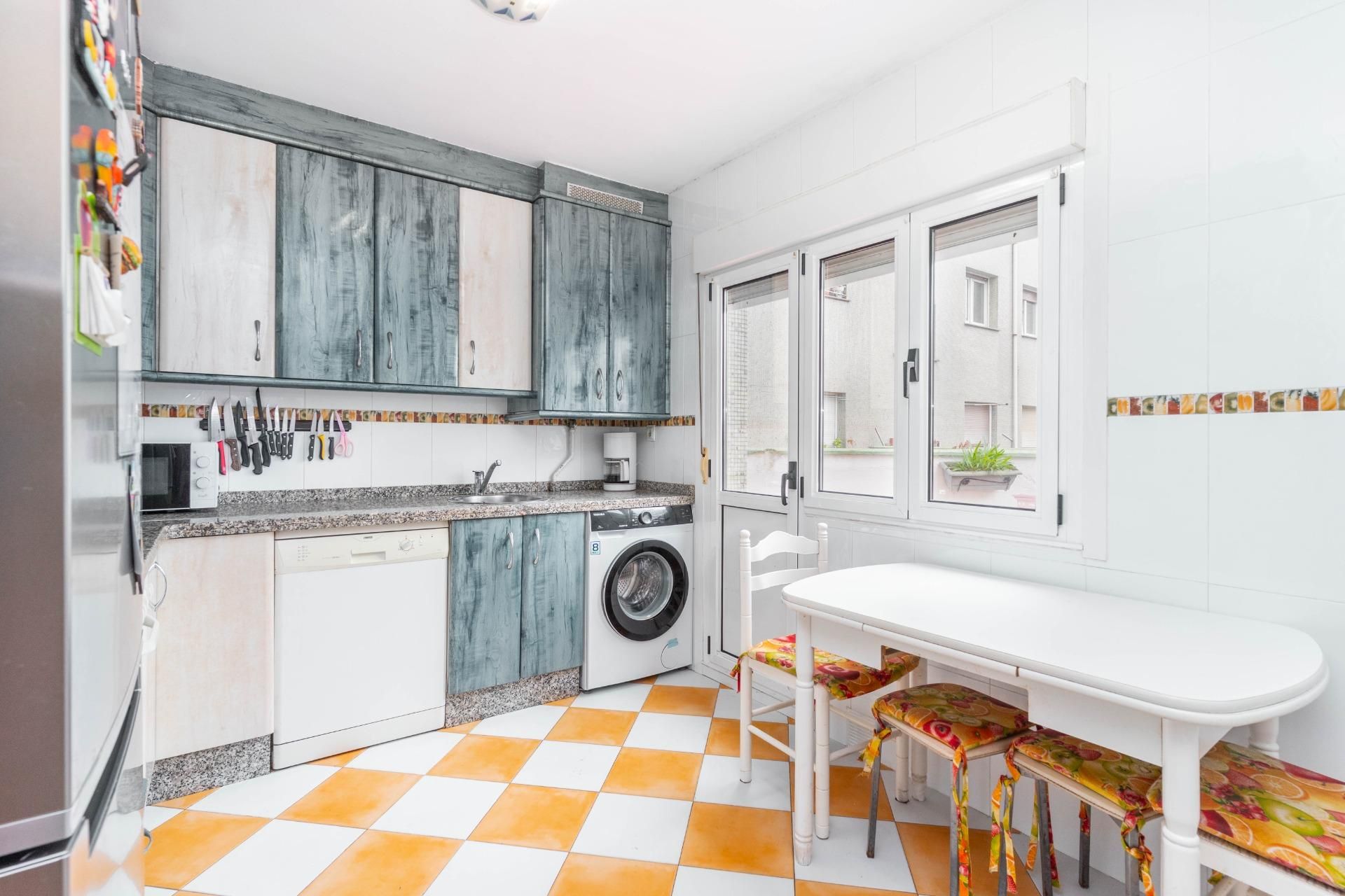 Cocina de Piso en venta en Siero con Calefacción, Terraza y Trastero