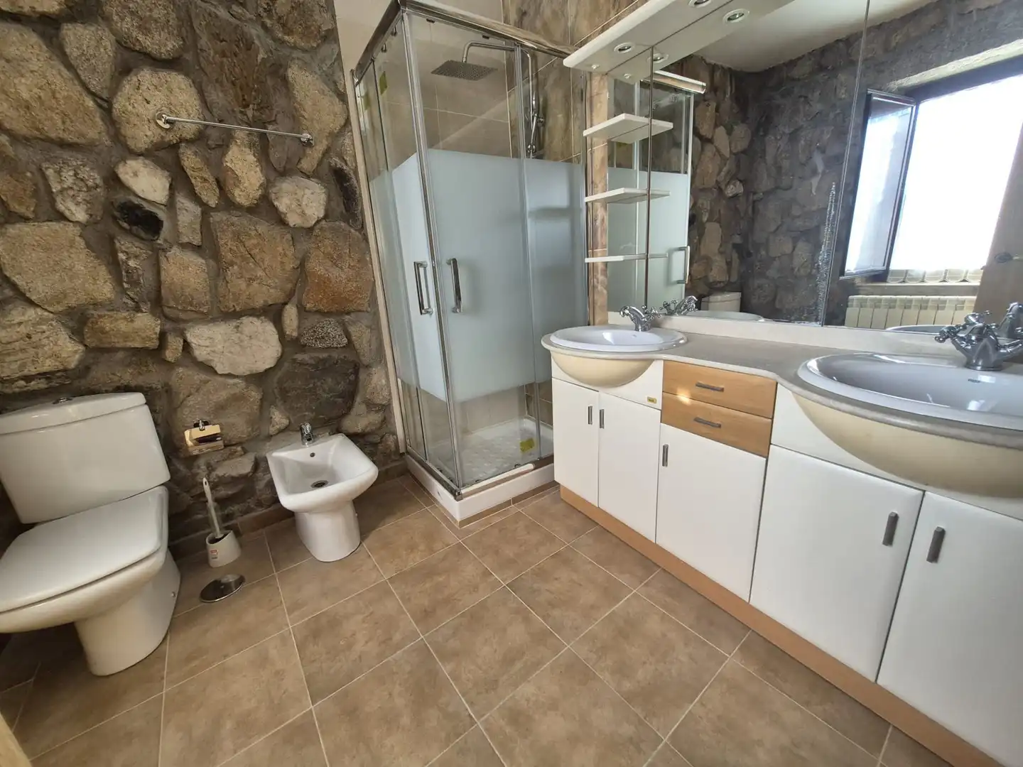 Bany de Casa o xalet de lloguer en Gemuño amb Calefacció, Jardí privat i Terrassa