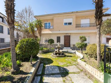 Chalet con balcón en venta en Avenida de la Constitución
