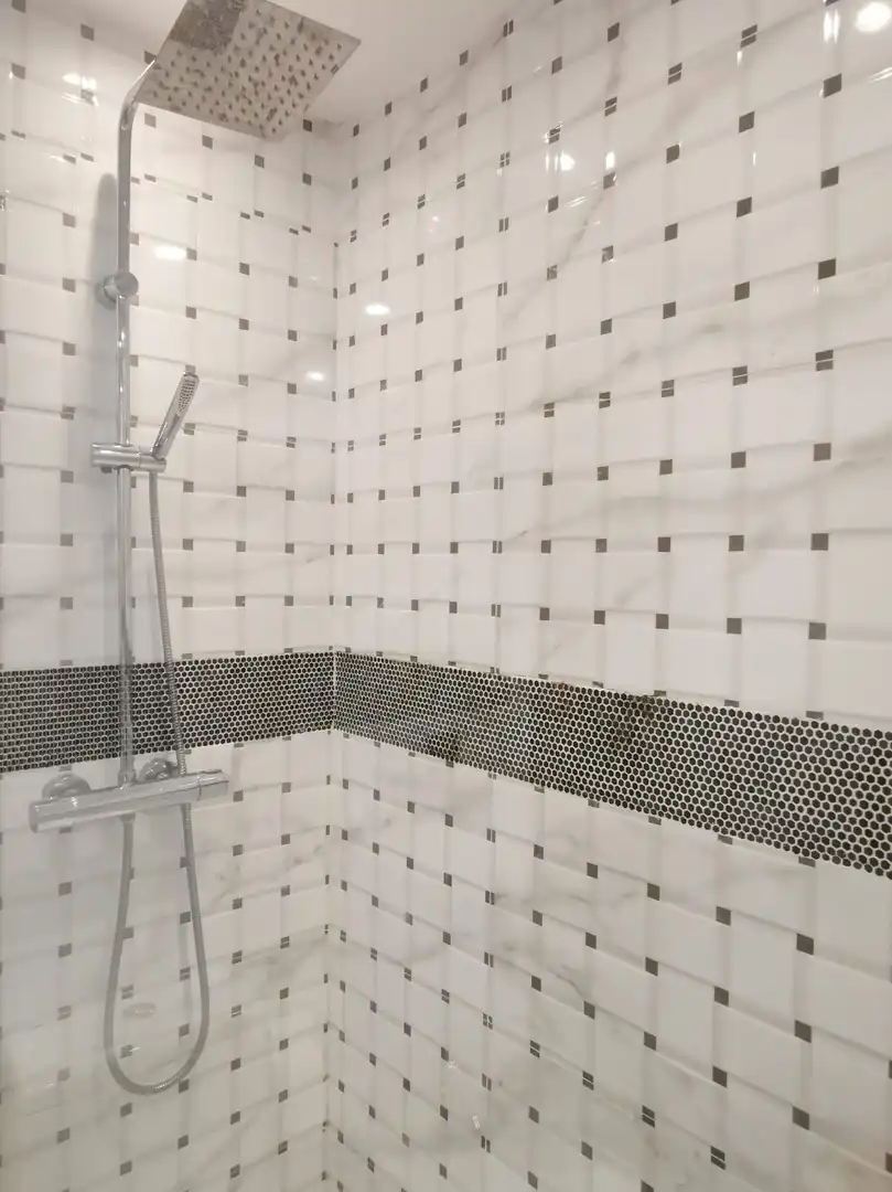 Baño de Piso de alquiler en Marbella con Aire acondicionado, Terraza y Amueblado
