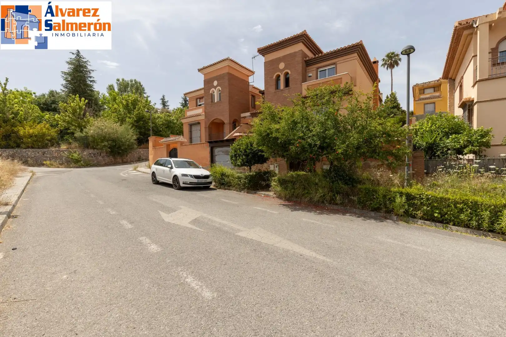 Vista exterior de Casa o xalet en venda en La Zubia amb Calefacció, Jardí privat i Terrassa