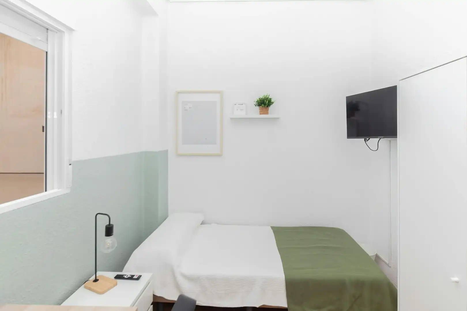 Bedroom of Flat for share in  Valencia Capital  with Furnished, Washing machine and TV