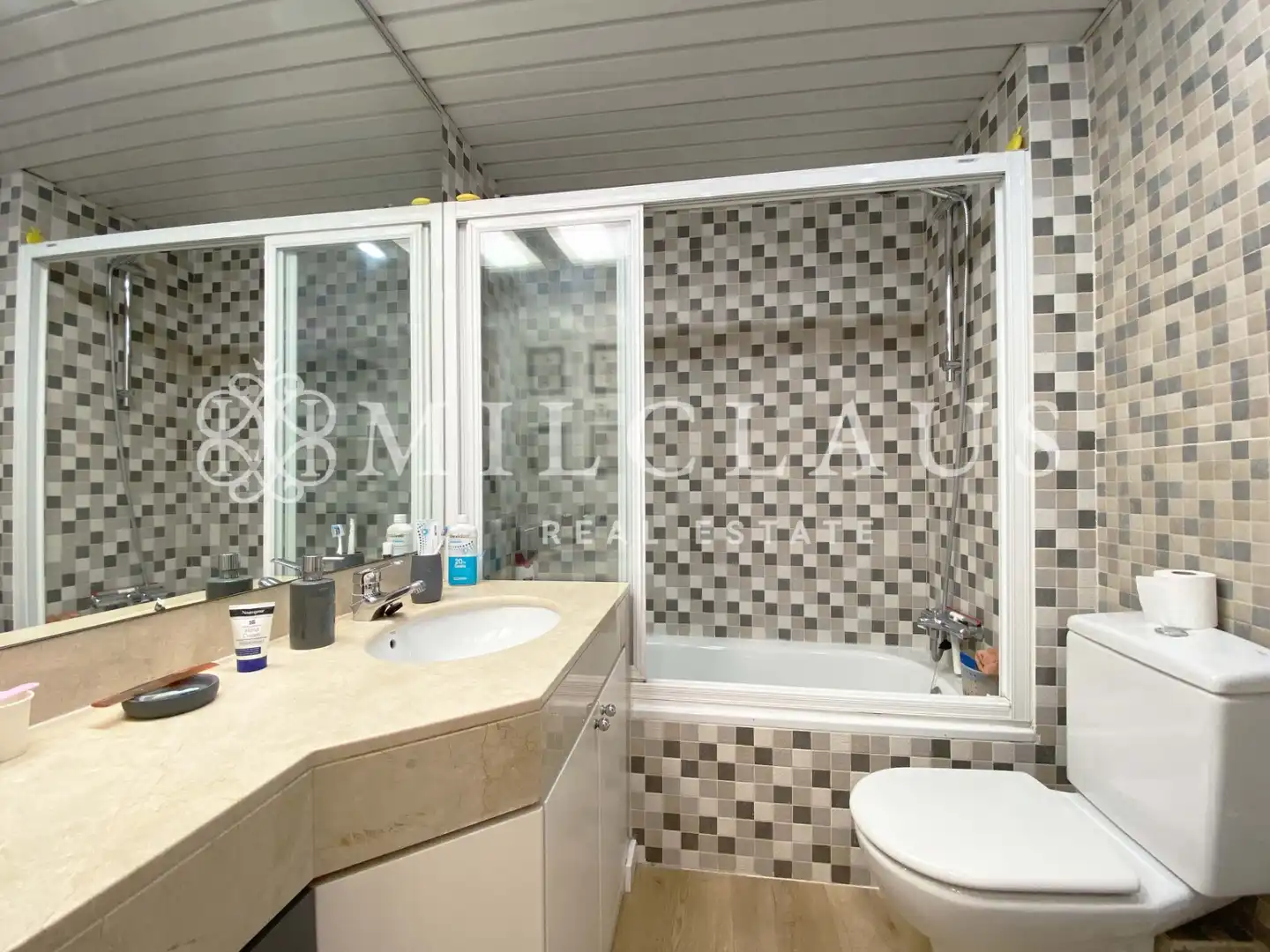 Badezimmer von Einfamilien-Reihenhaus zum Verkauf in L'Hospitalet de Llobregat mit Klimaanlage, Heizung und Parkett