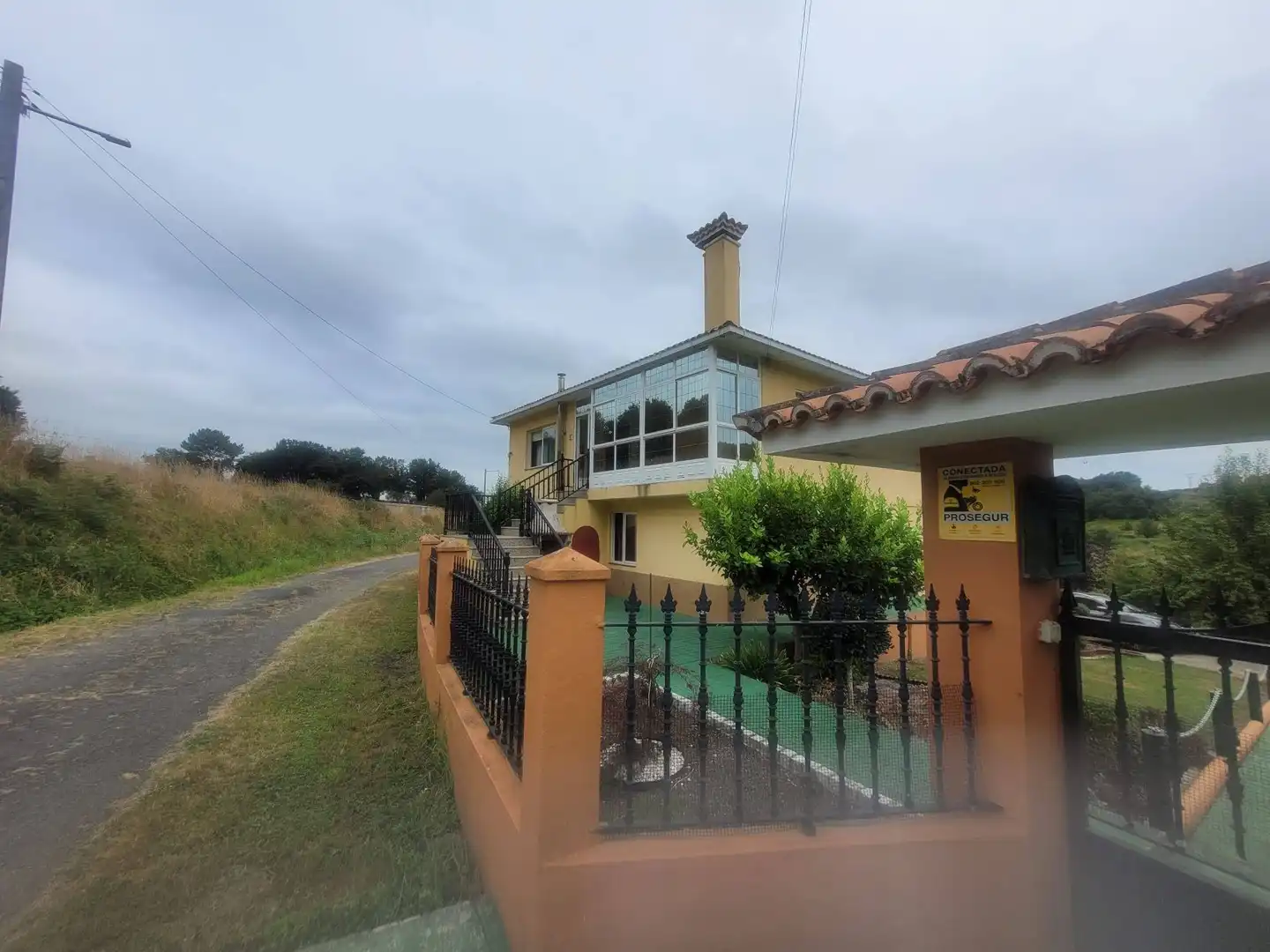 Vista exterior de Casa o xalet en venda en A Estrada  amb Jardí privat, Traster i Piscina