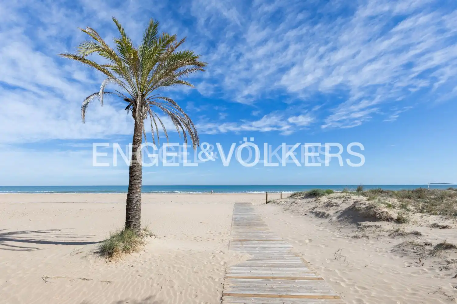 Außenansicht von Einfamilien-Reihenhaus zum Verkauf in Gandia mit Klimaanlage, Heizung und Privatgarten