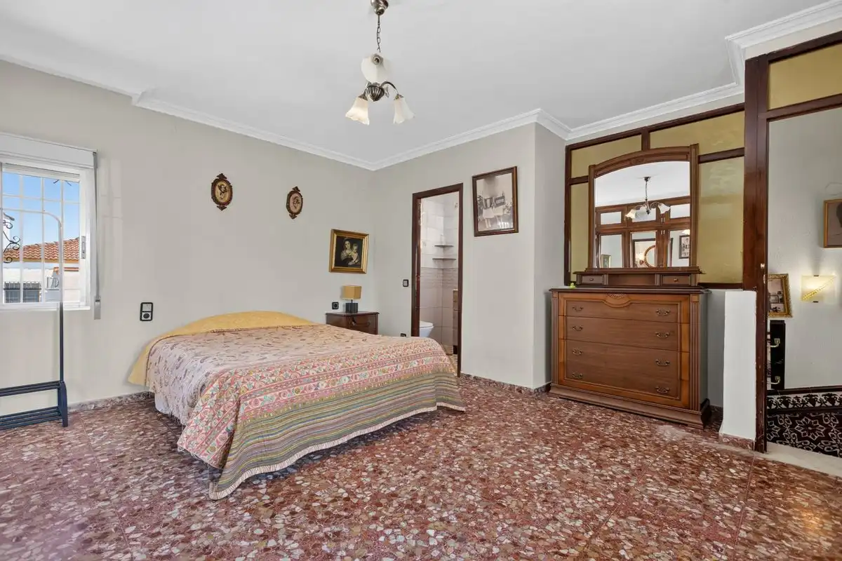Schlafzimmer von Einfamilien-Reihenhaus zum Verkauf in Dos Hermanas mit Klimaanlage, Heizung und Terrasse