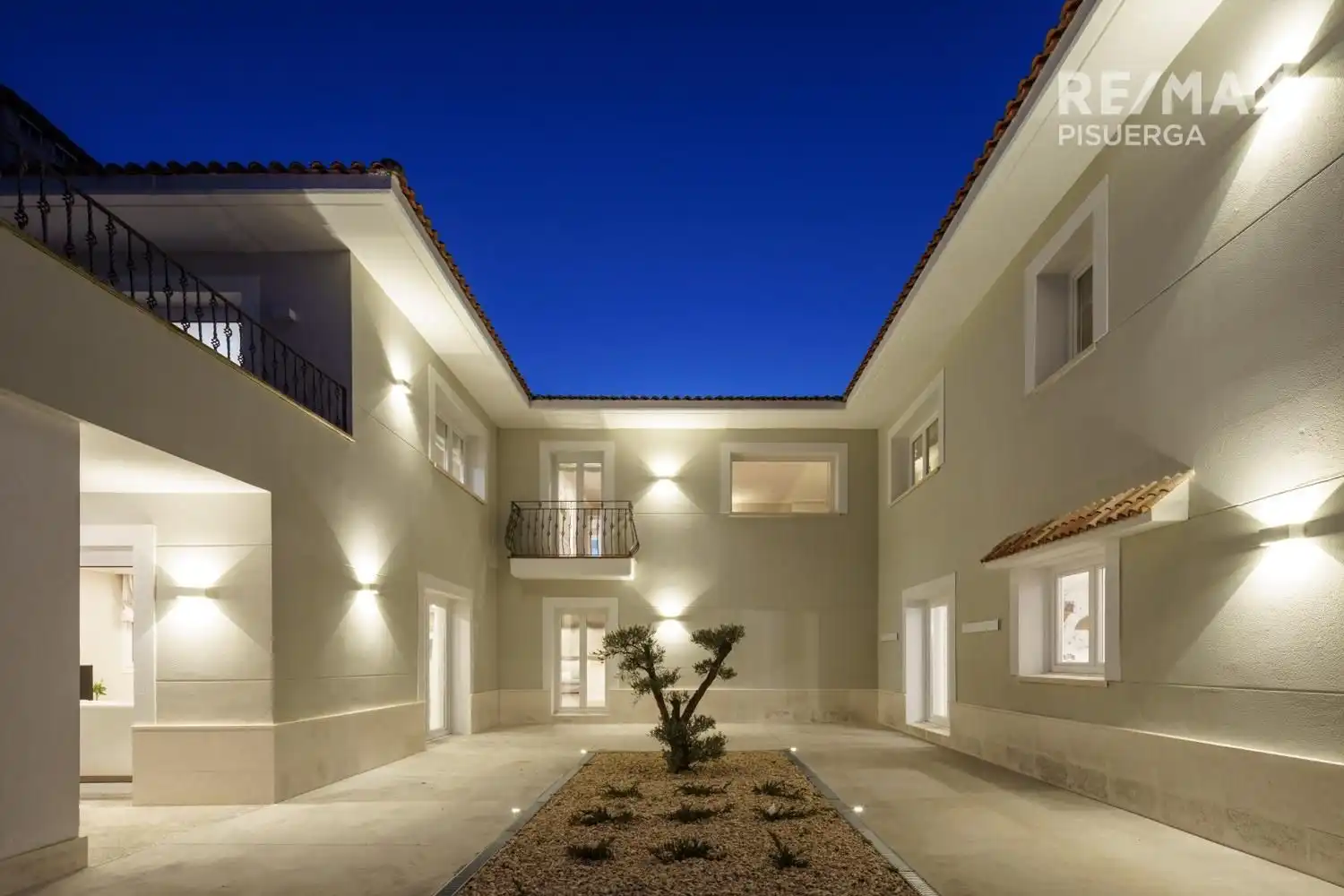 Vista exterior de Casa o xalet en venda en Laguna de Duero amb Calefacció, Jardí privat i Terrassa