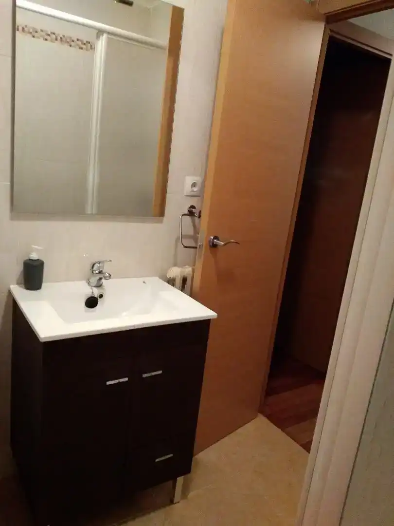 Bany de Casa o xalet en venda en Villagatón amb Jardí privat, Traster i Moblat