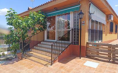 Vista exterior de Casa o xalet en venda en El Viso de San Juan amb Aire condicionat i Piscina