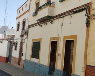 Vista exterior de Casa o xalet en venda en Alcalá de Guadaira amb Jardí privat, Terrassa i Balcó