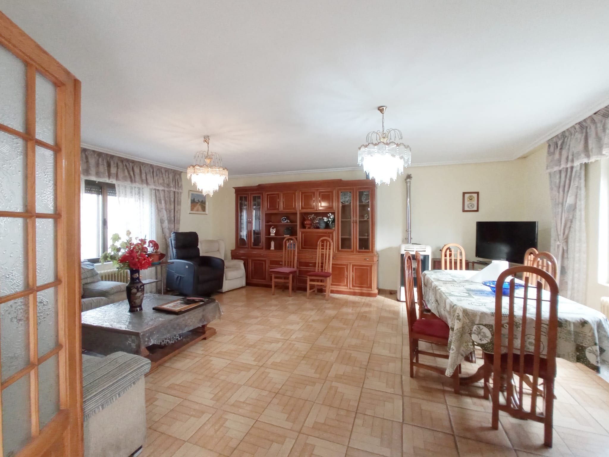 Sala d'estar de Casa adosada en venda en Burgos Capital amb Jardí privat