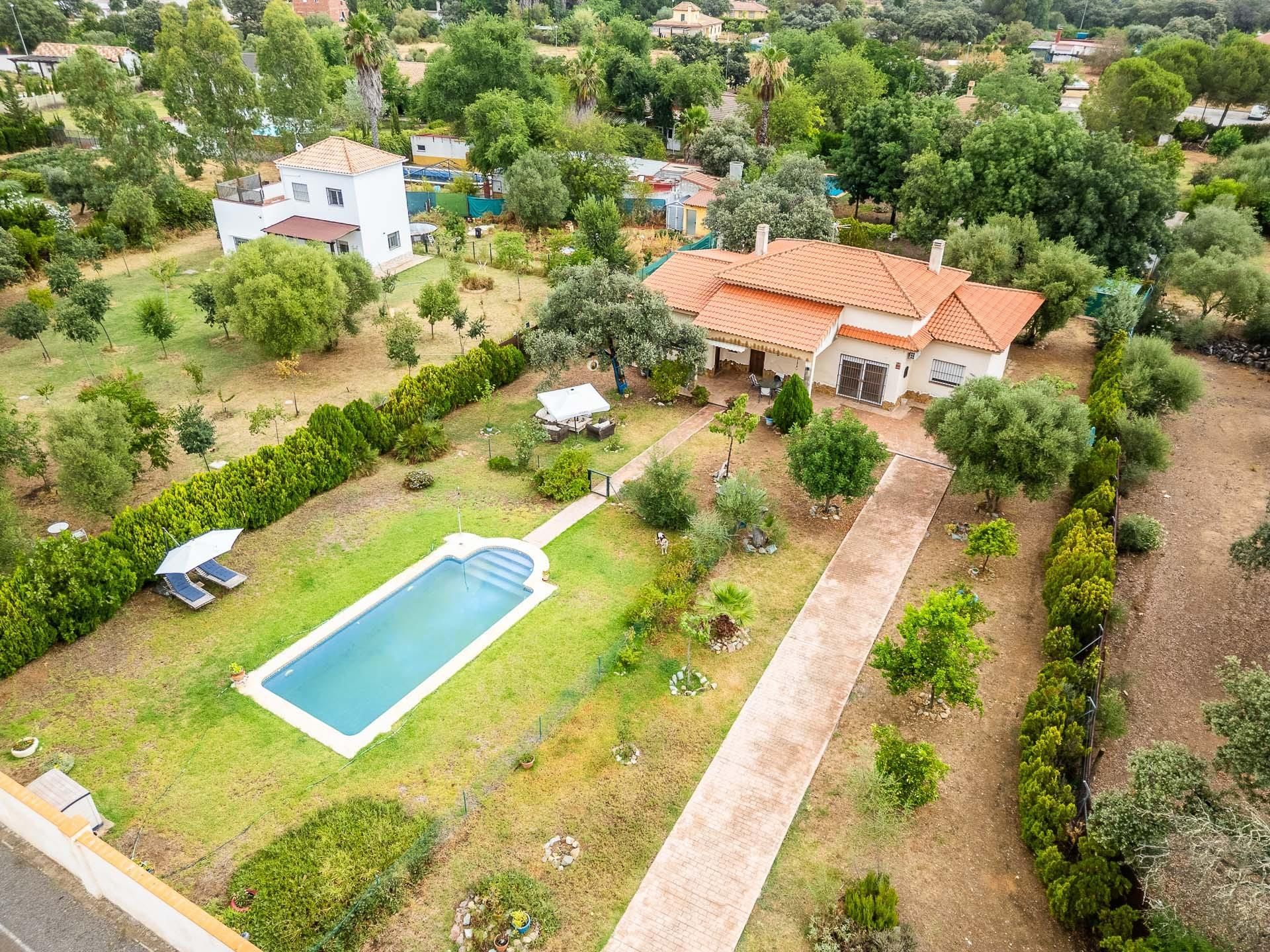 Garden of House or chalet for sale in Sanlúcar la Mayor  with Air Conditioner, Heating and Private garden