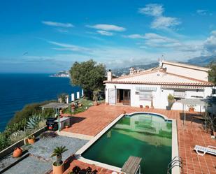 Vista exterior de Casa adosada en venda en Salobreña amb Piscina, Moblat i Alarma