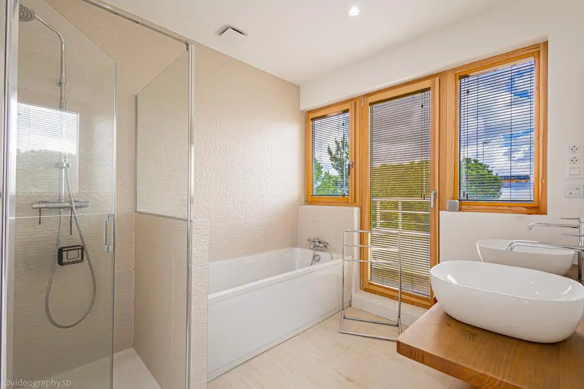 Bathroom of Houses for sale in Villanueva de la Cañada  with Air Conditioner, Heating and Private garden