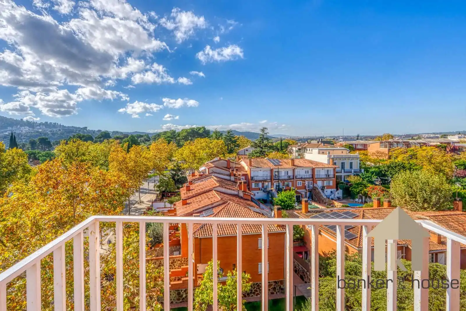 Vista exterior de Pis en venda en Cerdanyola del Vallès amb Aire condicionat, Calefacció i Parquet