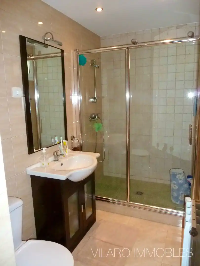 Badezimmer von Wohnung zum Verkauf in Terrassa mit Heizung, Ofen und Alarm