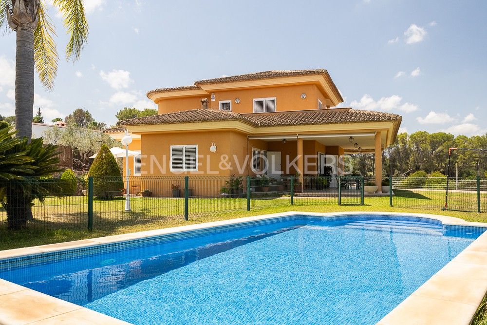 Vista exterior de Finca rústica en venda en Xàtiva amb Aire condicionat, Calefacció i Jardí privat