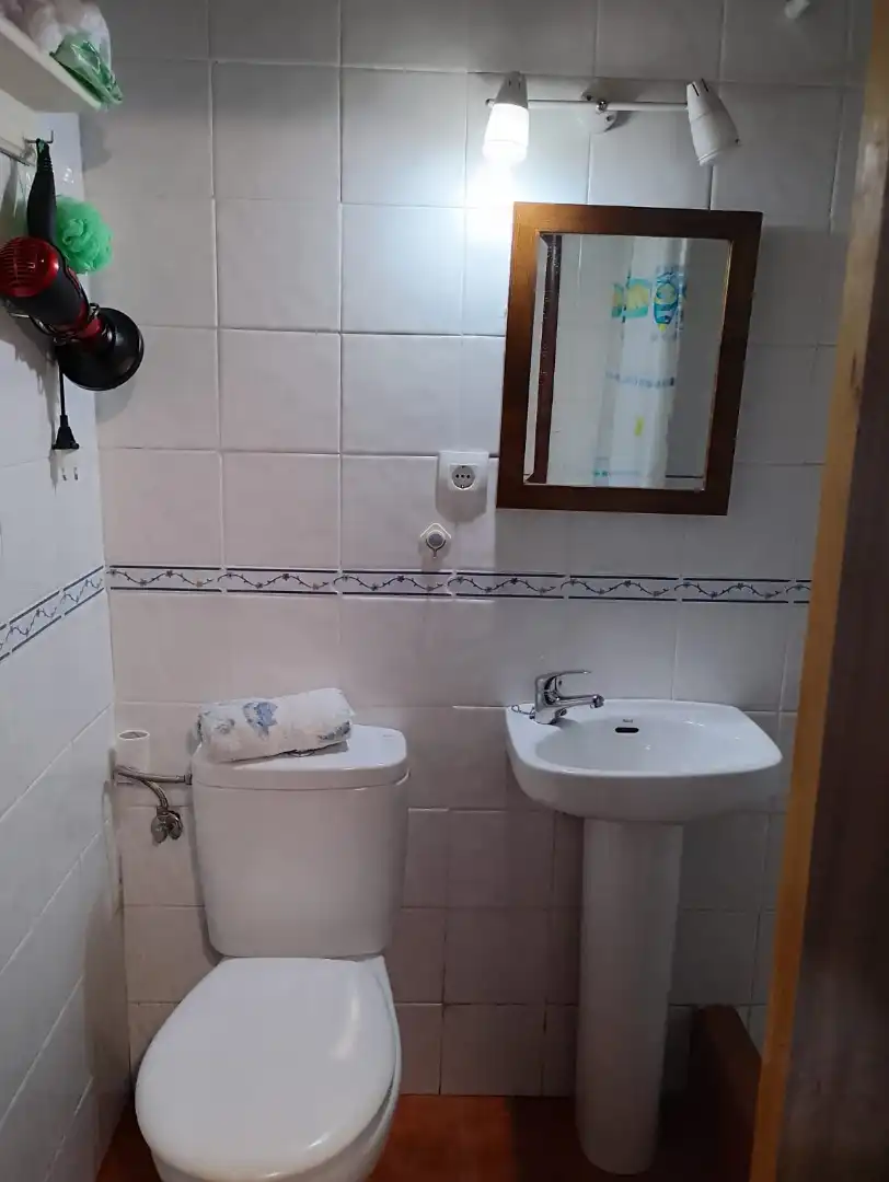 Bany de Casa o xalet en venda en Oviedo  amb Jardí privat i Moblat