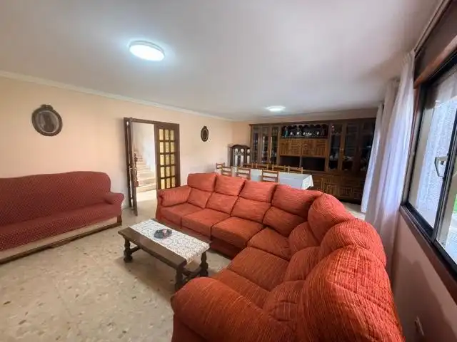 Sala d'estar de Casa o xalet en venda en Sanxenxo amb Jardí privat, Terrassa i Moblat