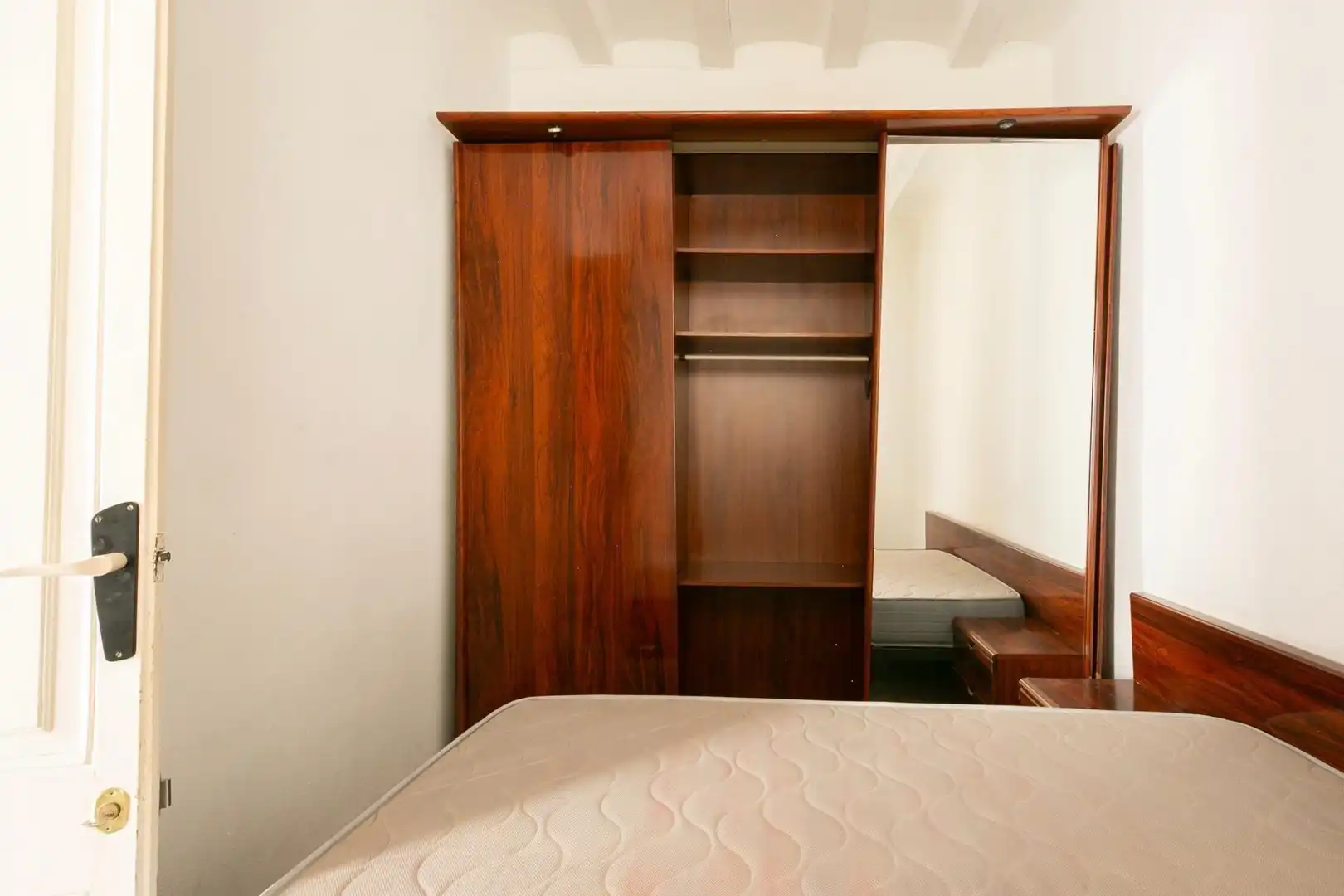 Bedroom of Flat for sale in Barcelona