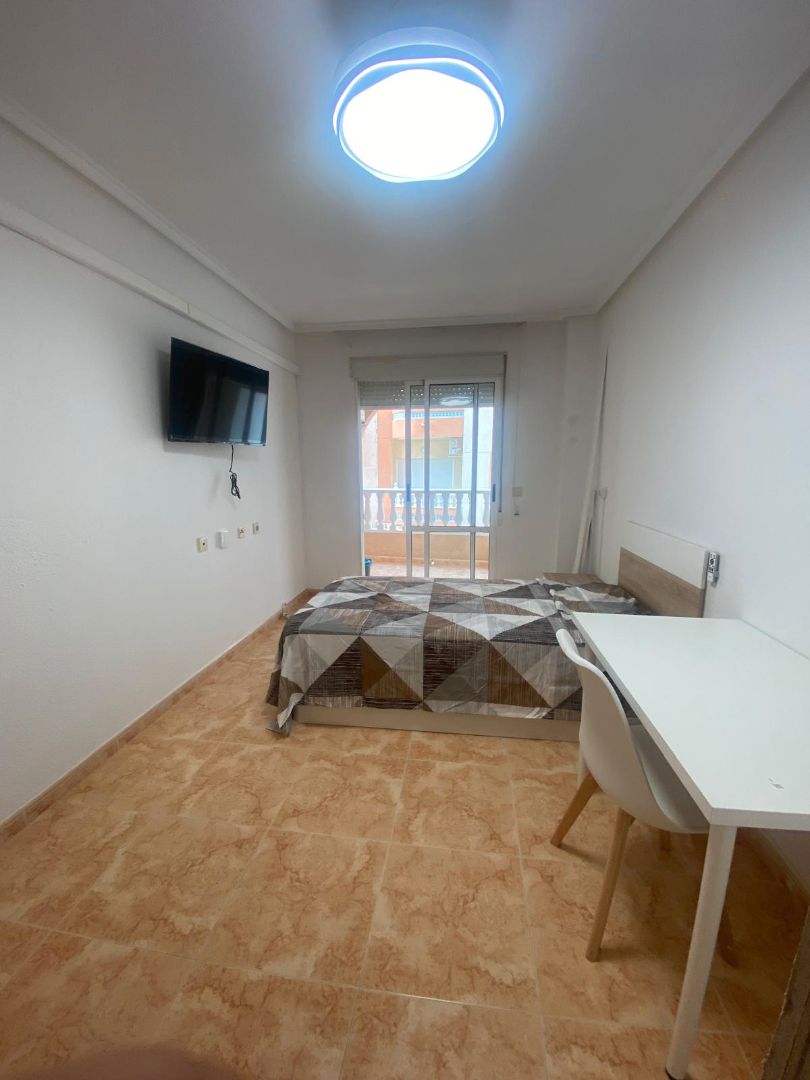 Dormitori de Pis per a compartir en Torrevieja amb Moblat, Forn i Rentadora