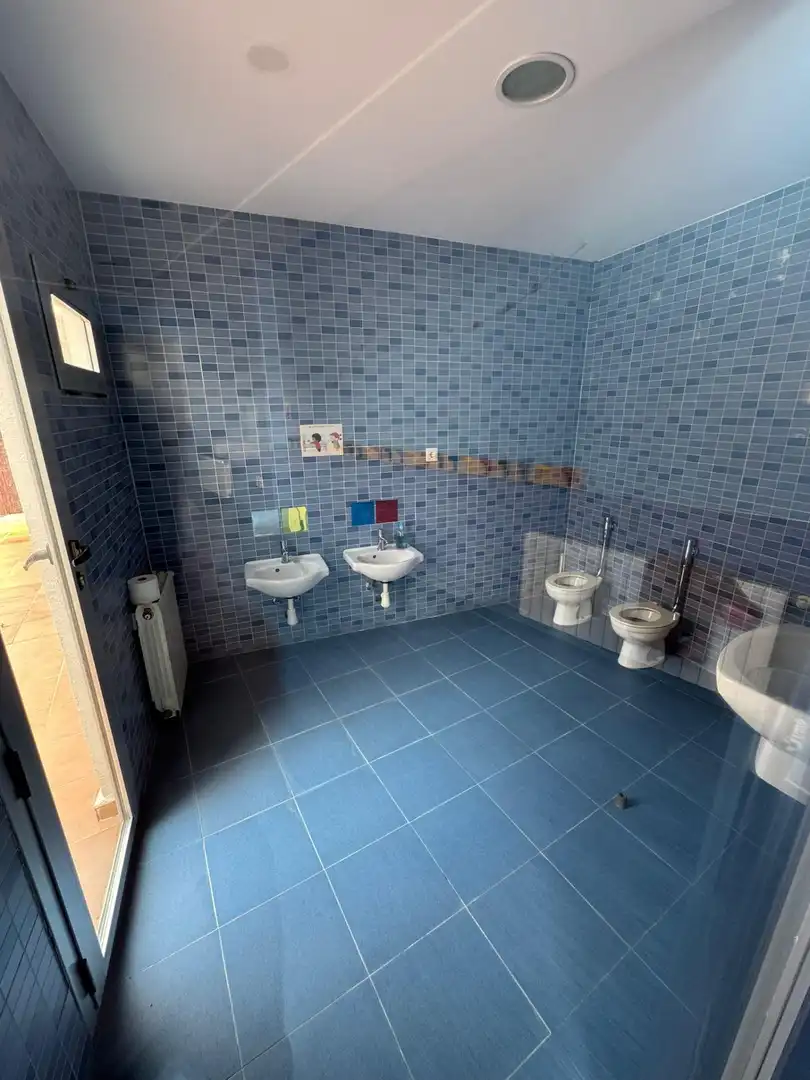 Baño de Local de alquiler en Valencia con Aire acondicionado