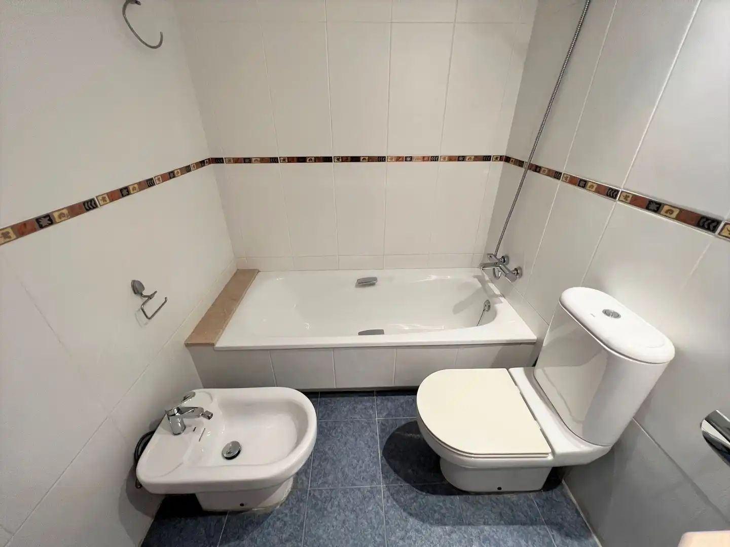 Bathroom of Flat for rent in Valencia  with Air Conditioner, Oven and Washing machine
