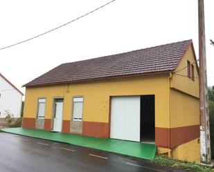 Vista exterior de Casa o xalet en venda en Outes amb Jardí privat, Terrassa i Traster