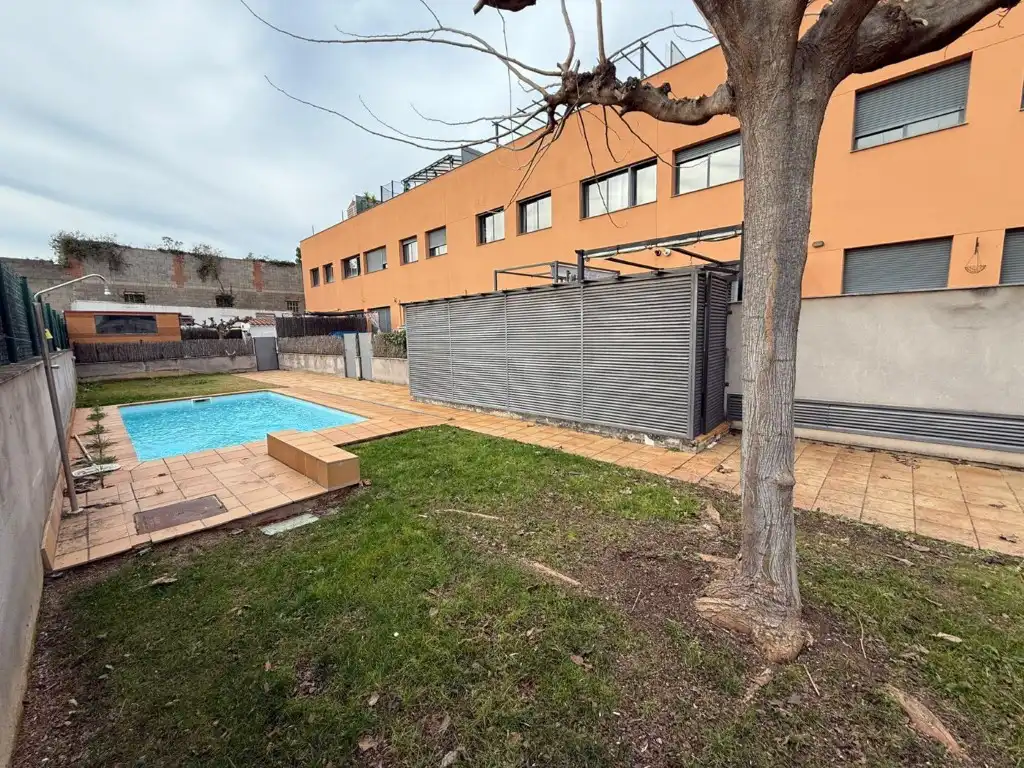 Piscina de Dúplex en venda en Figueres amb Aire condicionat i Moblat