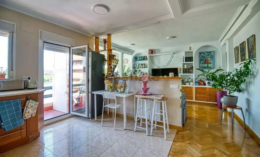 Piso en venta en calle miguel de la roca 30