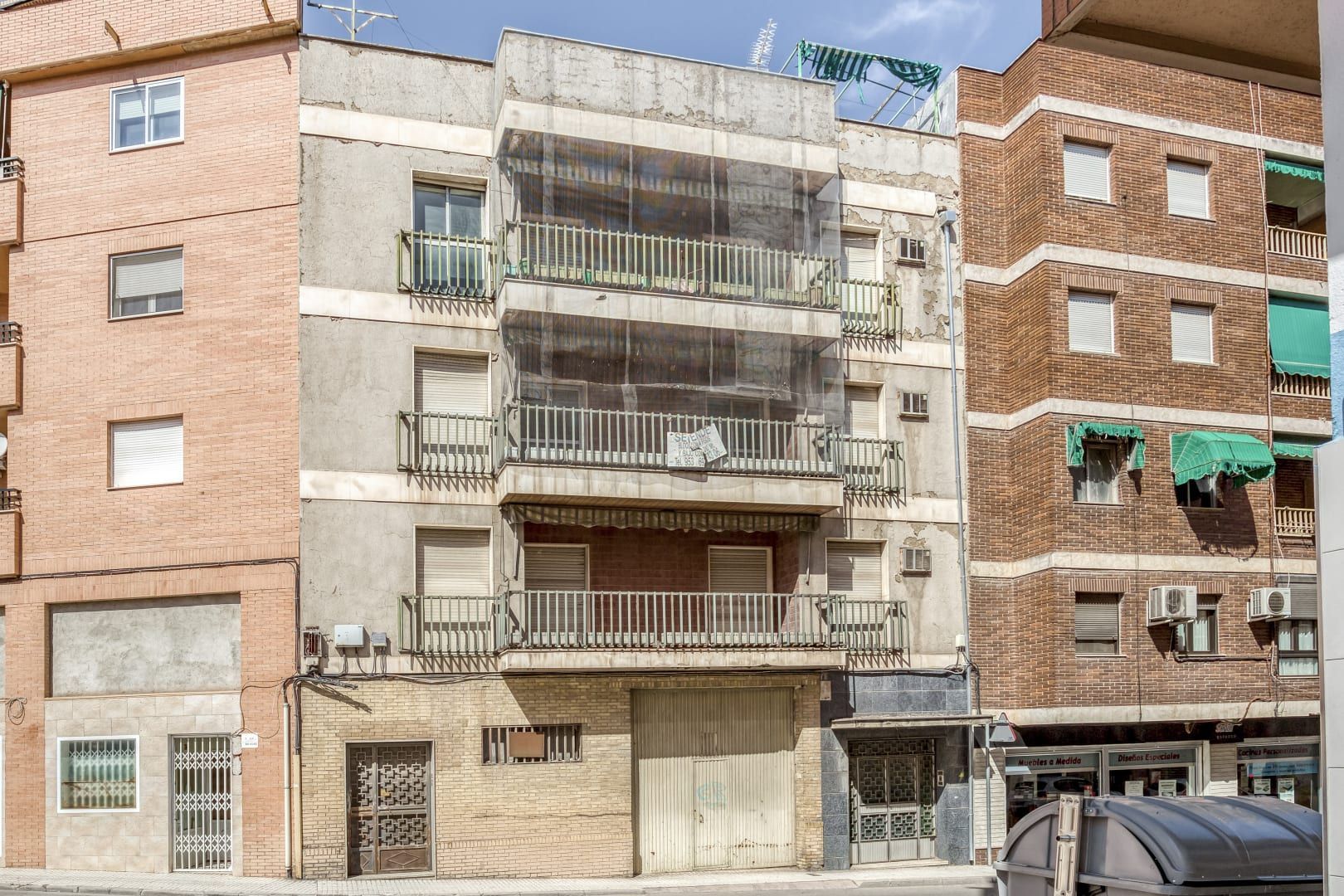 Vista exterior de Pis en venda en Linares amb Terrassa i Balcó