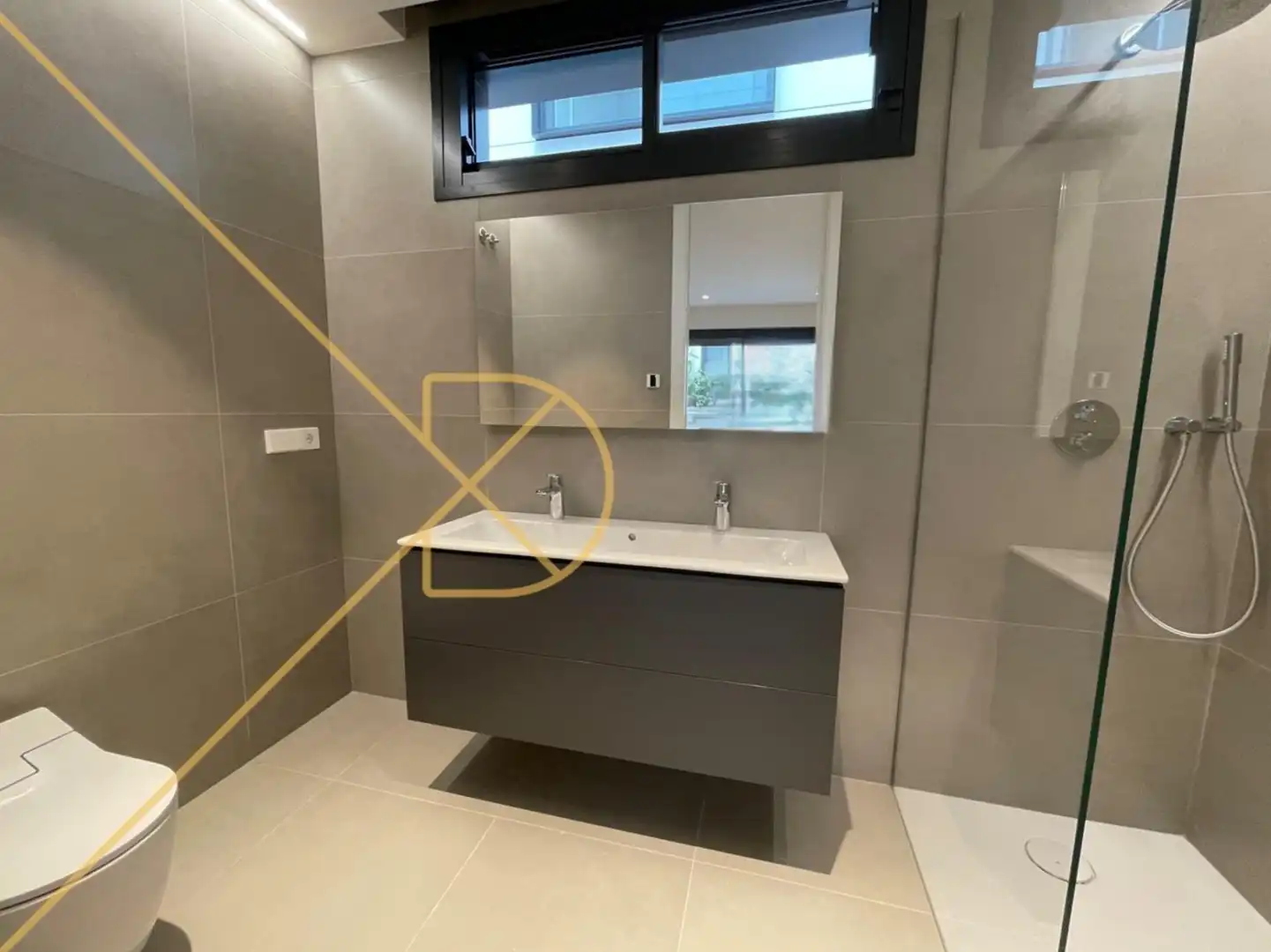 Badezimmer von Wohnung zum Verkauf in Barcelona mit Klimaanlage, Heizung und Parkett
