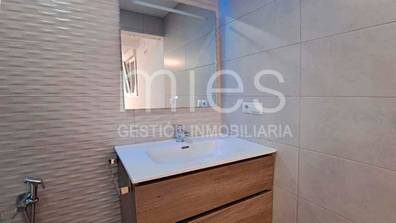 Bathroom of Flat for sale in Torrent  with Air Conditioner, Terrace and Furnished