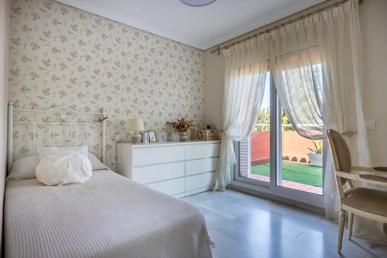 Dormitori de Casa o xalet en venda en Mairena del Aljarafe amb Aire condicionat, Calefacció i Jardí privat