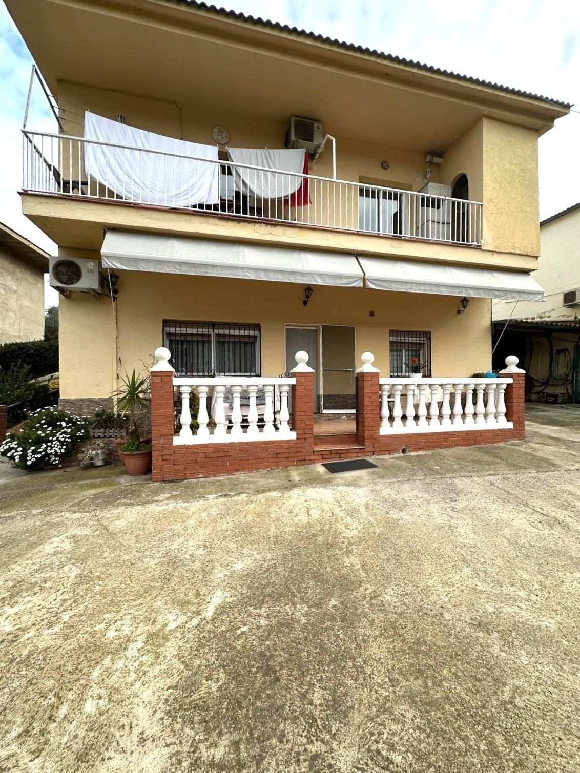 Exterior view of House or chalet for sale in Montcada i Reixac  with Air Conditioner, Heating and Private garden