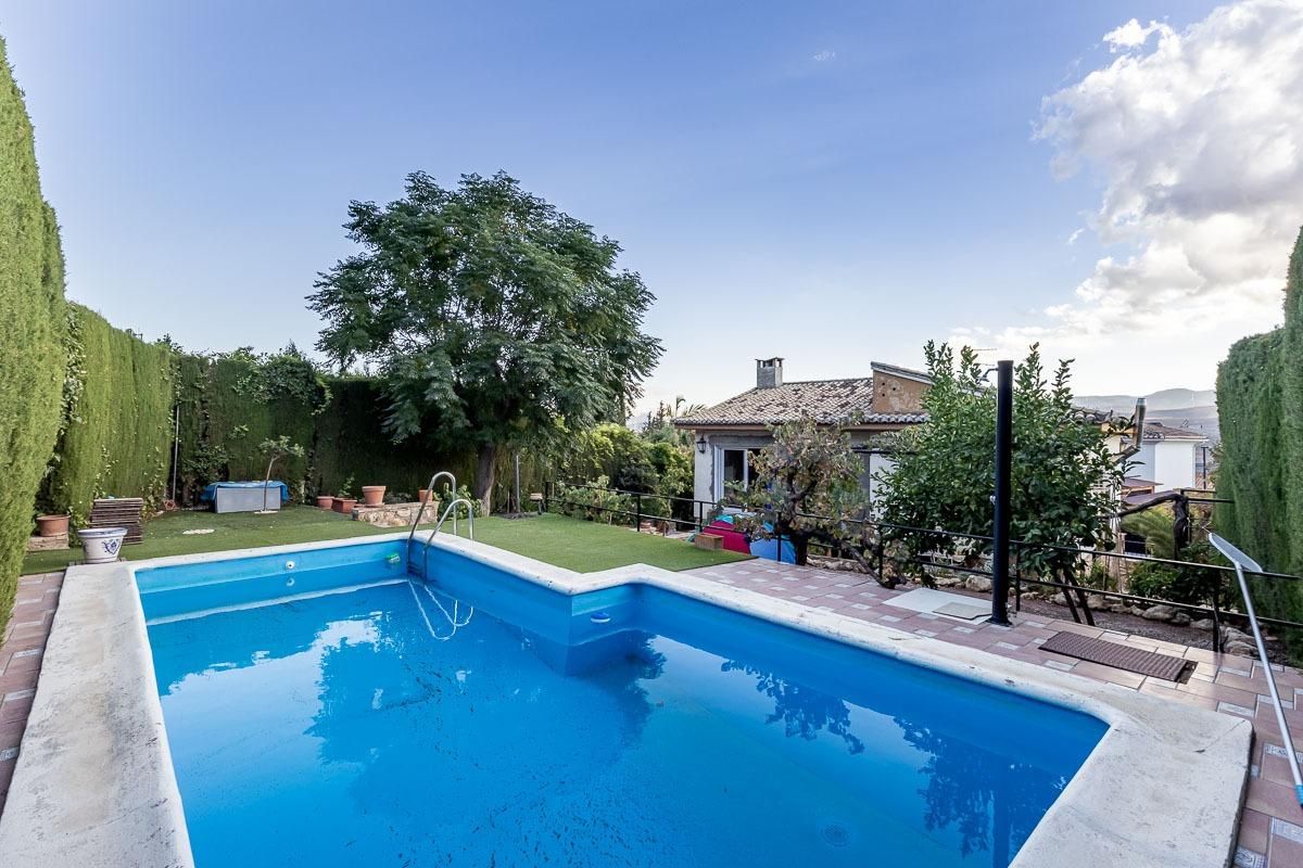 Piscina de Casa o chalet en venta en Padul con Aire acondicionado, Calefacción y Jardín privado
