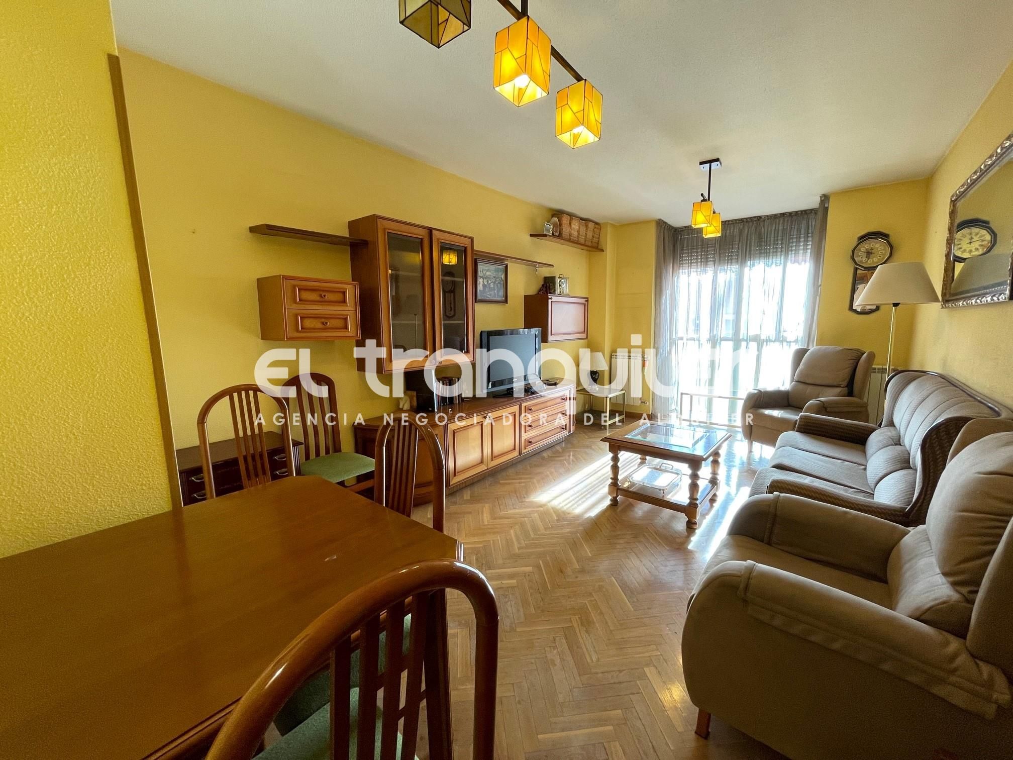 Living room of Flat to rent in  Madrid Capital  with Air Conditioner, Parquet flooring and Furnished
