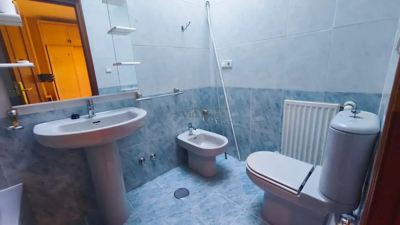 Baño de Dúplex de alquiler en Barbadás con Calefacción, Parquet y Amueblado