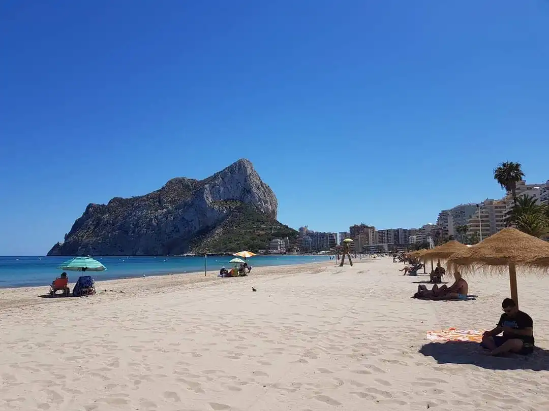 Außenansicht von Haus oder Chalet zum Verkauf in Calpe / Calp mit Klimaanlage, Privatgarten und Abstellraum