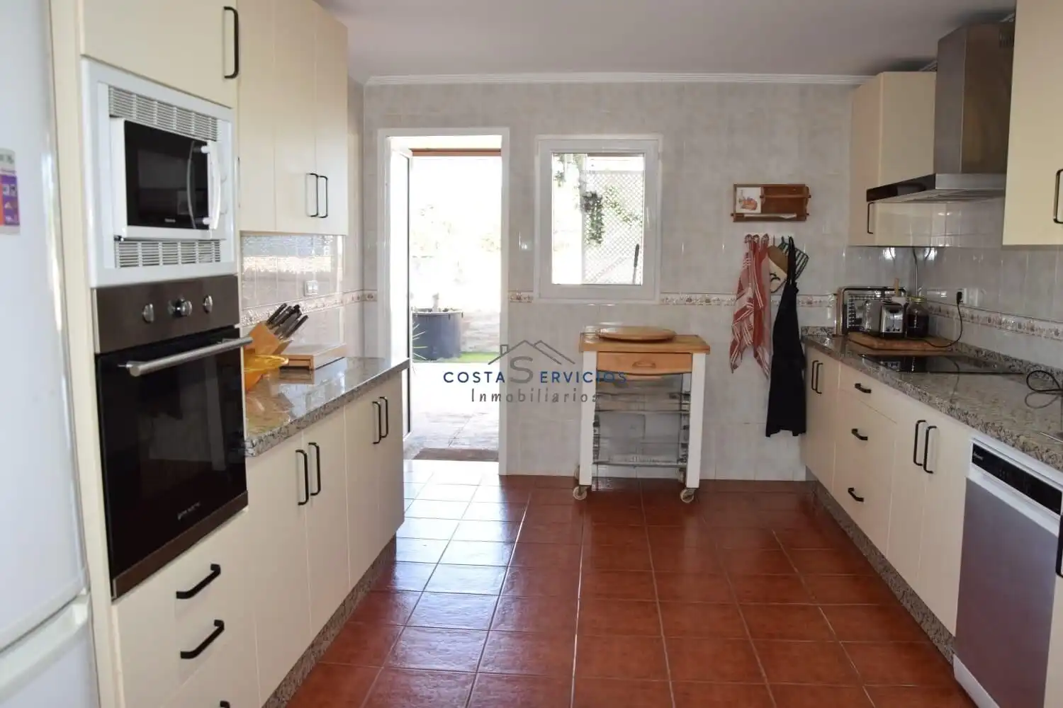 Cuina de Finca rústica en venda en Gibraleón amb Aire condicionat, Terrassa i Piscina