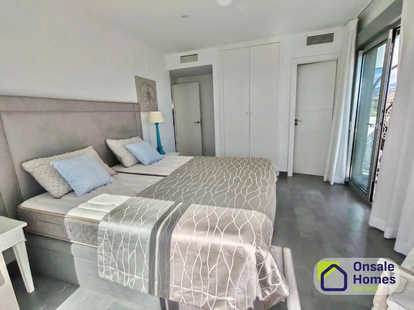 Bedroom of Attic for sale in Estepona  with Air Conditioner, Terrace and Storage room